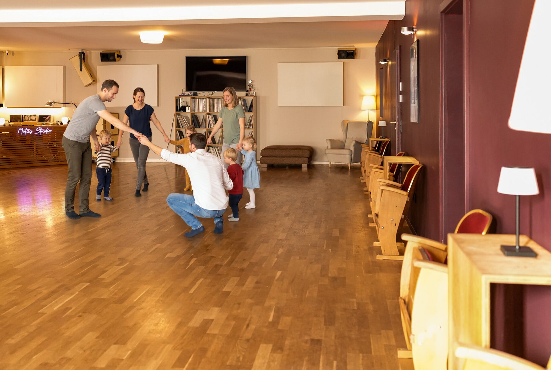 Symbolbild: Kleinkinder bewegen sich mit ihren Begleitpersonen zur Musik.